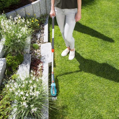 Máy cắt tỉa cỏ Gardena 09858-20 kèm tay cầm và bánh xe