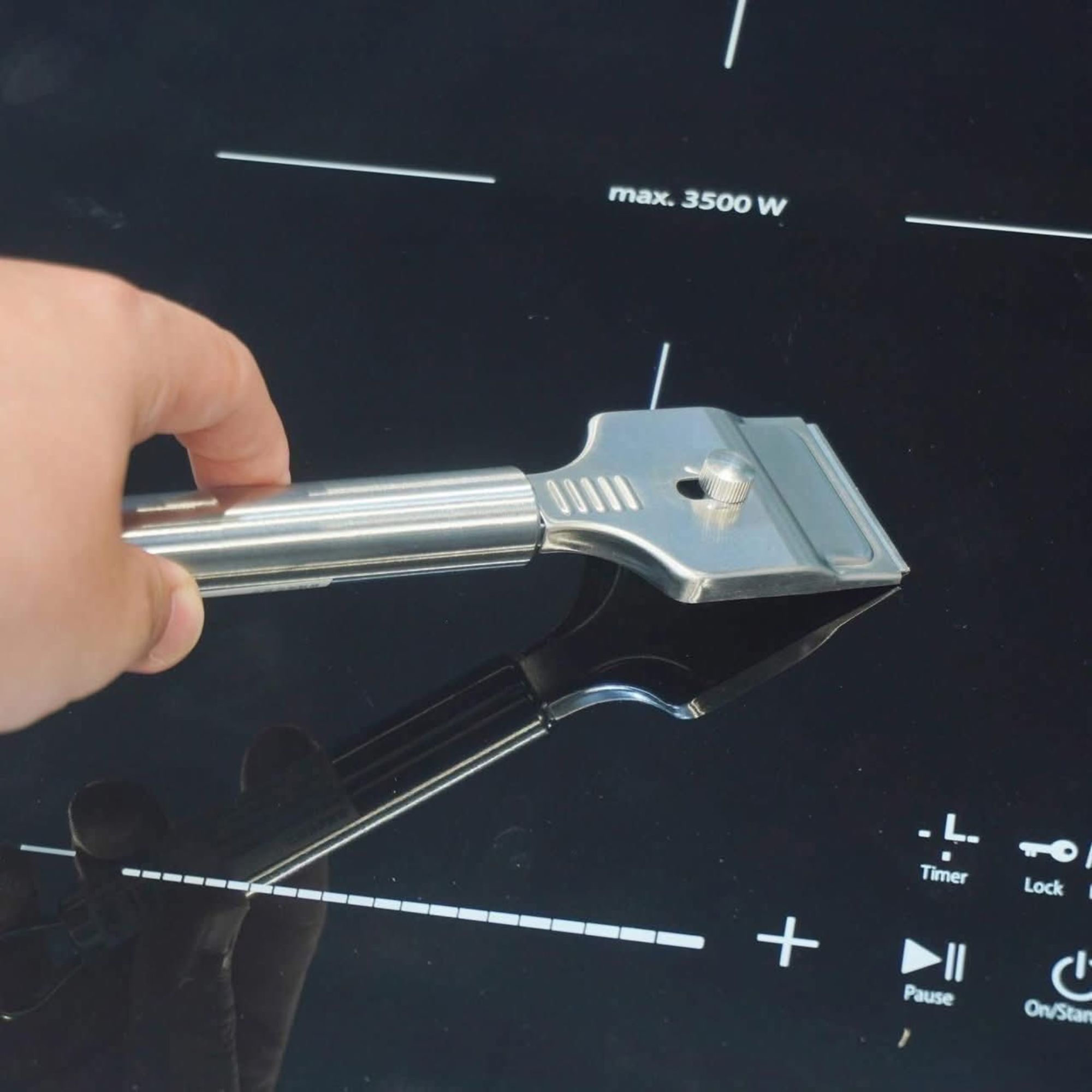 Cạo Vệ Sinh Bếp Từ WMF - Giải Pháp Hoàn Hảo Cho Mặt Kính Sáng Bóng